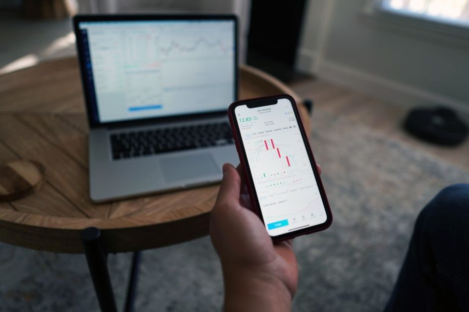 Best money management apps Singapore - smartphone finance dashboard