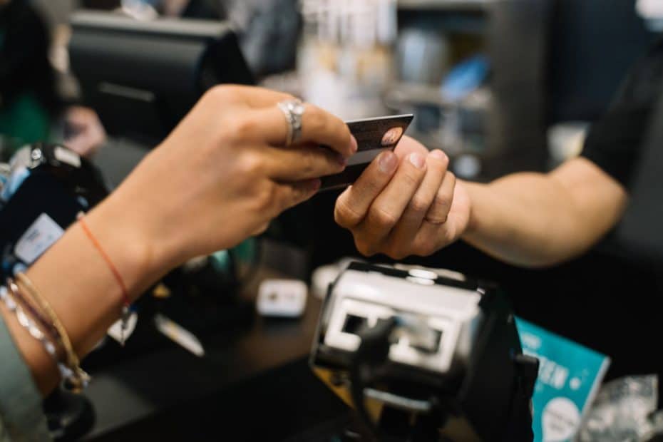 Best credit cards Singapore cashback miles rewards comparison | Foto: Anna Tarazevich, Pexels - Digunakan untuk keperluan editorial seamoneytips.com
