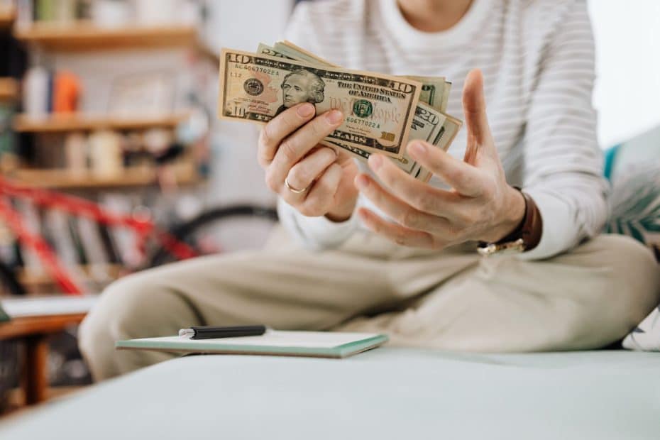 Singapore cash investing vs SRS account comparison | Foto: https://kaboompics.com/, Pexels - Digunakan untuk keperluan editorial seamoneytips.com