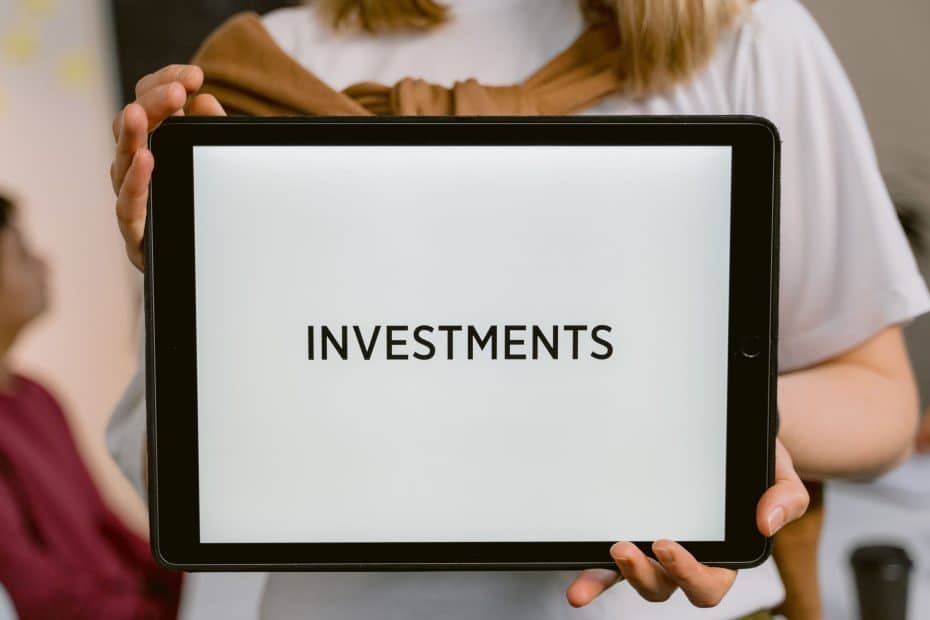 Endowment Plans vs Singapore Savings Bonds comparison | Foto: Tima Miroshnichenko, Pexels - Digunakan untuk keperluan editorial seamoneytips.com