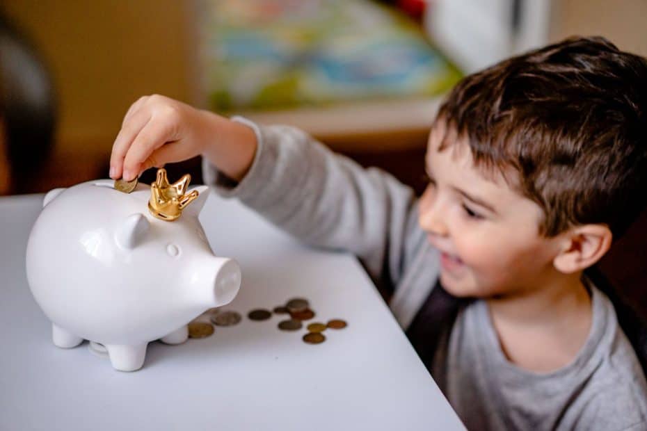 Kids savings account Singapore 2026 - anak menabung koin di celengan untuk dana pendidikan