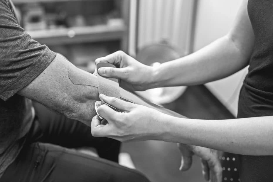 Personal accident insurance Singapore - terapi pemulihan cedera dengan kinesiology tape