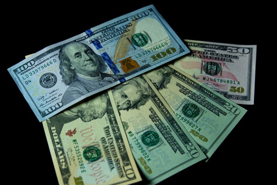 Singapore Dollar vs US Dollar - US dollar banknotes illustrating the SGD/USD exchange rate 2026