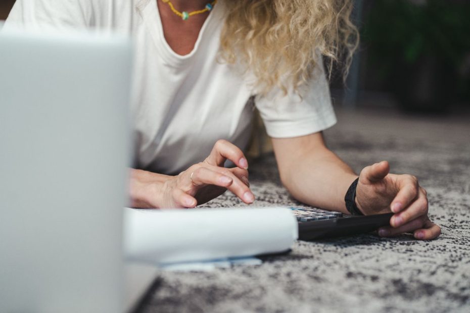 Pajak Penghasilan Freelancer Indonesia - freelancer mengelola keuangan dengan kalkulator dan laptop