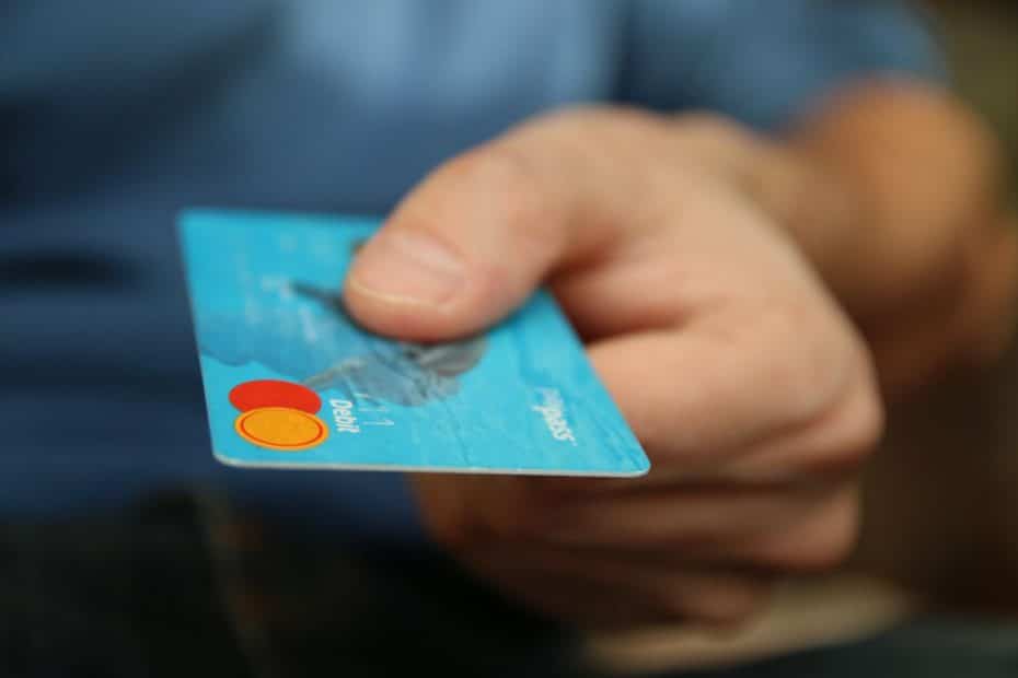 Best student bank account Singapore 2026 - student paying with debit card